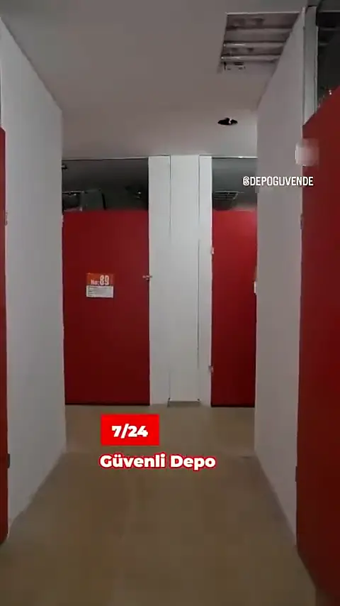 Kilitli kişiye özel depo odalarının bulunduğu koridor